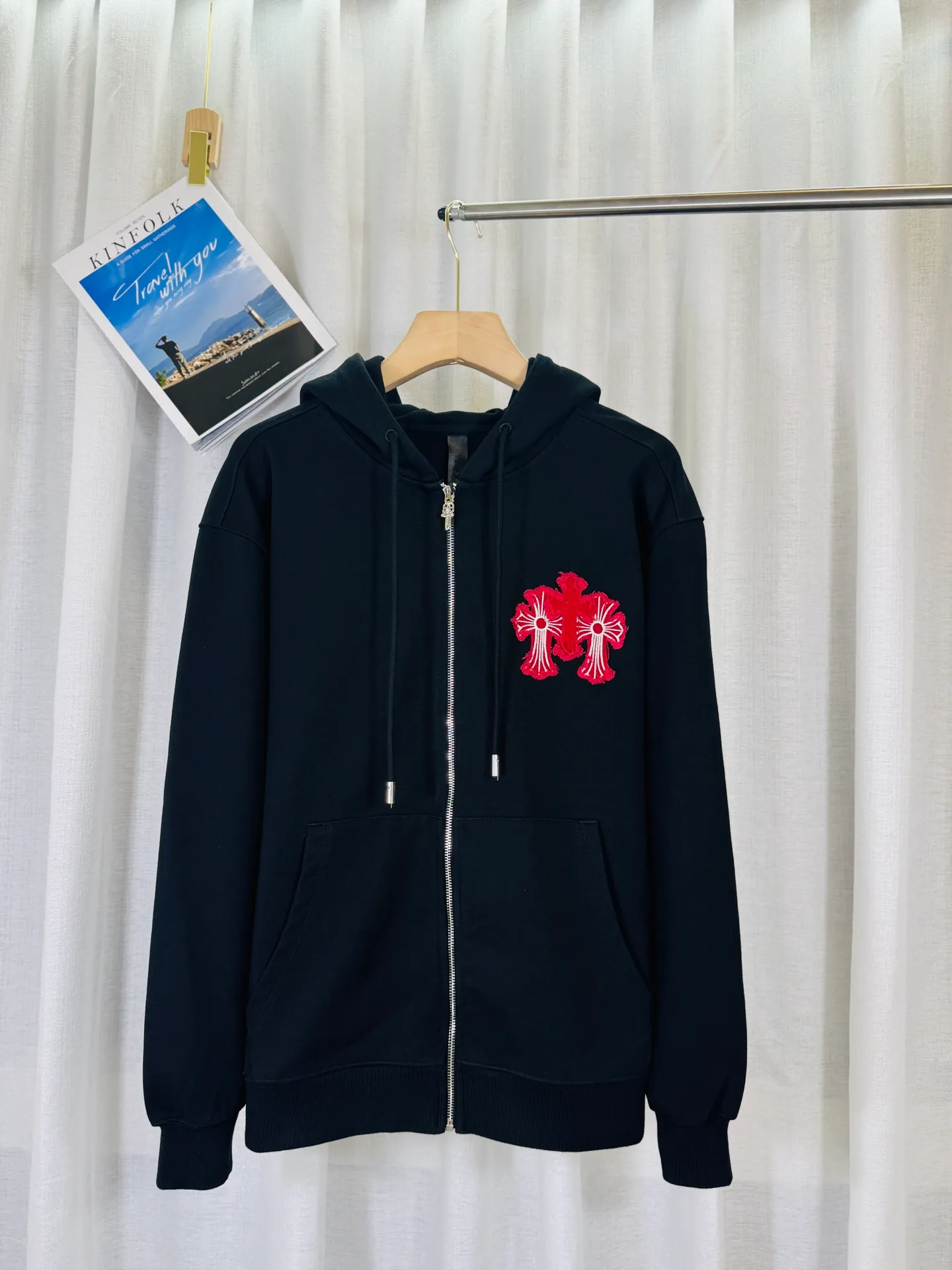 P340 top version, real shot without P, ​​different from market currency) 𝗖𝗵𝗿𝗼𝗺𝗲 𝗛𝗲𝗮𝗿𝘁𝘀/Cro Heart 2025 washed and burned flower patch embroidered autumn and winter new original single counter American patchwork 3D three-dimensional patch couple casual cardigan sweatshirt 👑The highest version! Customized fabric 480g tripe terry fabric! American acid-washed and distressed original fabric, laser burning + patch embroidery, exquisite embroidery of letters! The best-selling model in the counter, very comfortable to wear. Accessories: original molded and authenticated collar label➕100% silk wash label. Genuine purchase-grade original hangtag➕matching hanging rope➕3D hanging beads➕original packaging bag. Craftsmanship: The original version has consistent wiring! The highest version of the armhole matching technique! Color: Black Apricot Size: S M L XL Style Number: 25-318